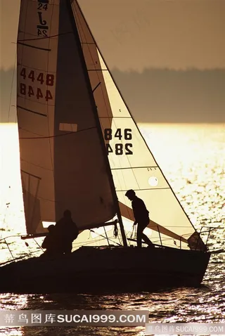 海上黄昏帆船