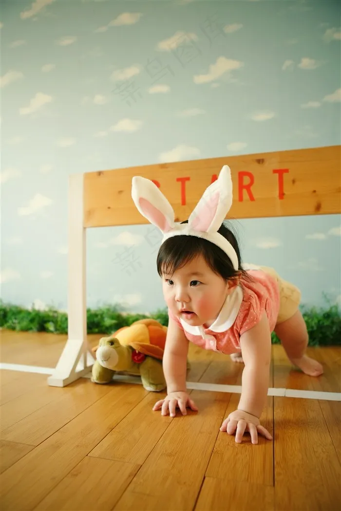 和玩具龟玩耍的可爱幼儿