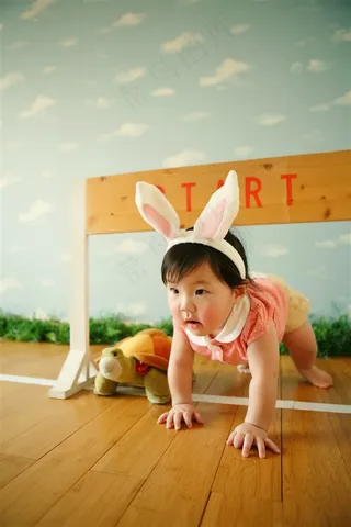 和玩具龟玩耍的可爱幼儿