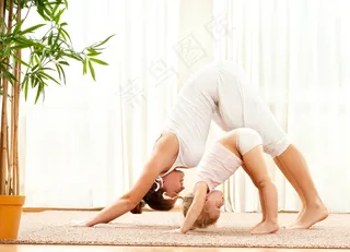 超清锻炼瑜伽的母女健身运动图片