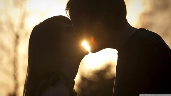 阳光下接吻的情侣