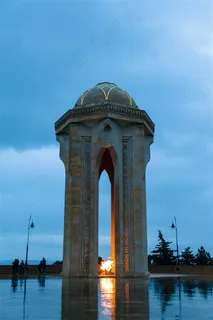 屹立着的建筑大门 屹立着的建筑大门