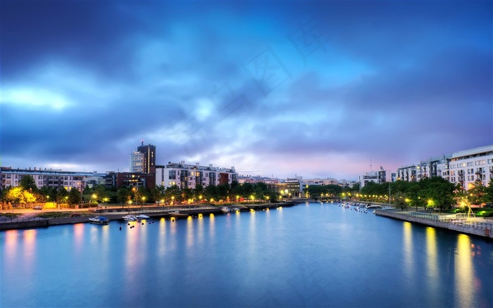 傍晚湖边城市高清风景图片