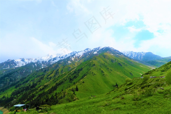 春季高地雪山景观图片
