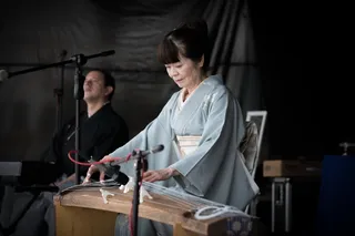 和服女子弹古筝图片