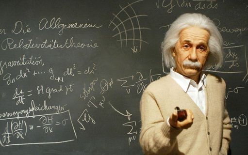 手拿烟斗正在上课的爱因斯坦职场人物 手拿烟斗正在上课的爱因斯坦职场人物