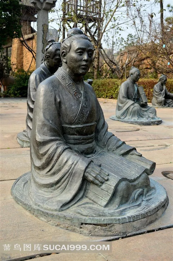 坐着的古代男子雕塑