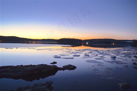 冻结的湖泊图片
