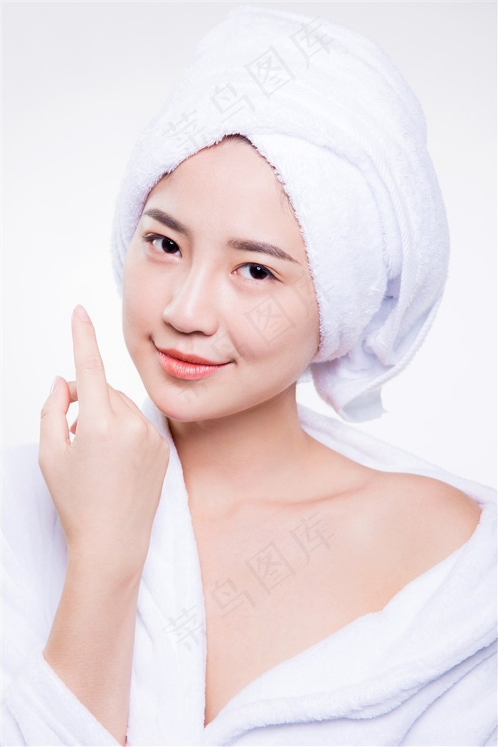 微笑的浴袍美女写真