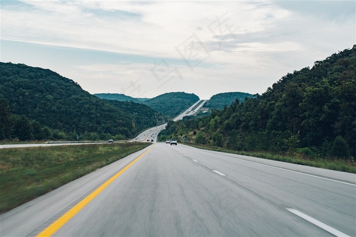 山村高速路风景图片