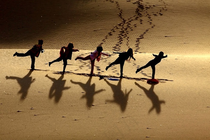 沙漠上欢舞的旅游者