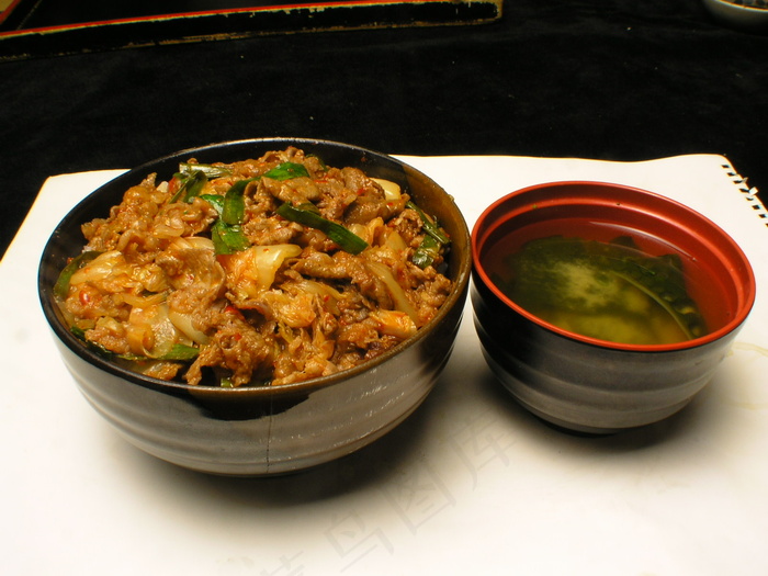  牛肉、五花肉辣白菜盖饭