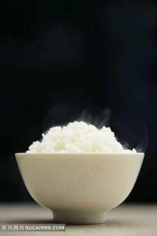 一碗冒着热气的米饭