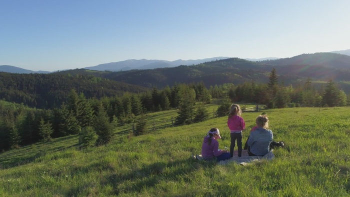 母亲和她的孩子在野餐