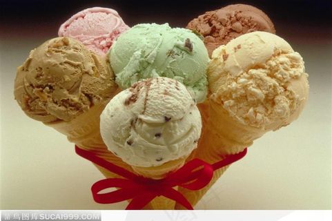 六个不同口味的圆筒奶油冰激凌