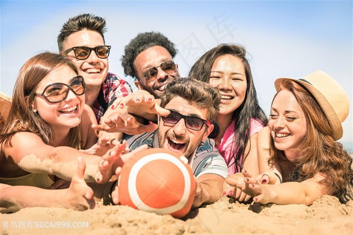 海滩渡假的快乐青年高清图片