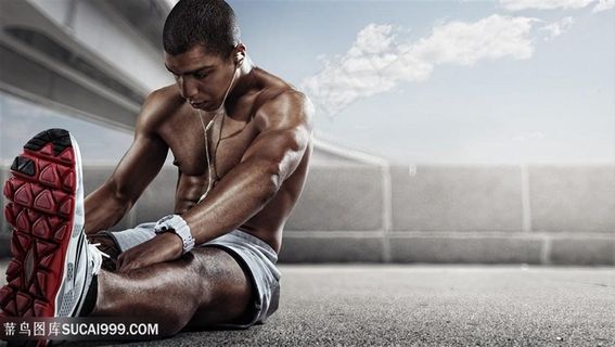 做拉伸运动的运动男士高清图片