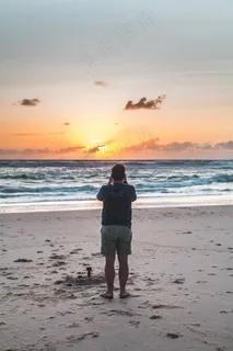 成熟男人海边背影图片