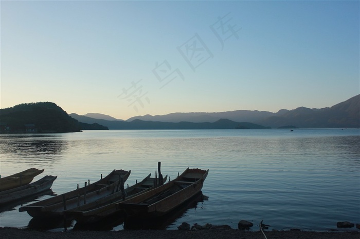 湖泊岸边的船只