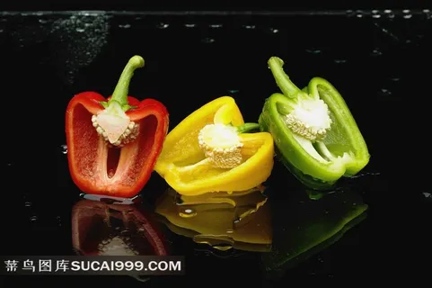 三个切开的大辣椒图片