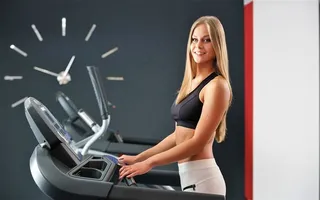 跑步机健身美女图片