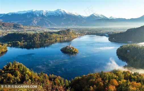 湖泊之中小岛和别墅摄影图片