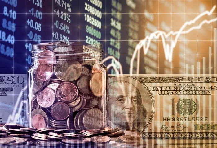 数据显示屏前的金币和美钞高清图片