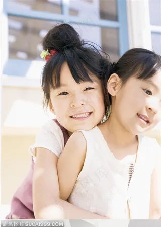 幸福的一家-和妹妹抱着一起的姊妹两