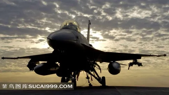 夕阳和云朵下的鹰隼战斗机