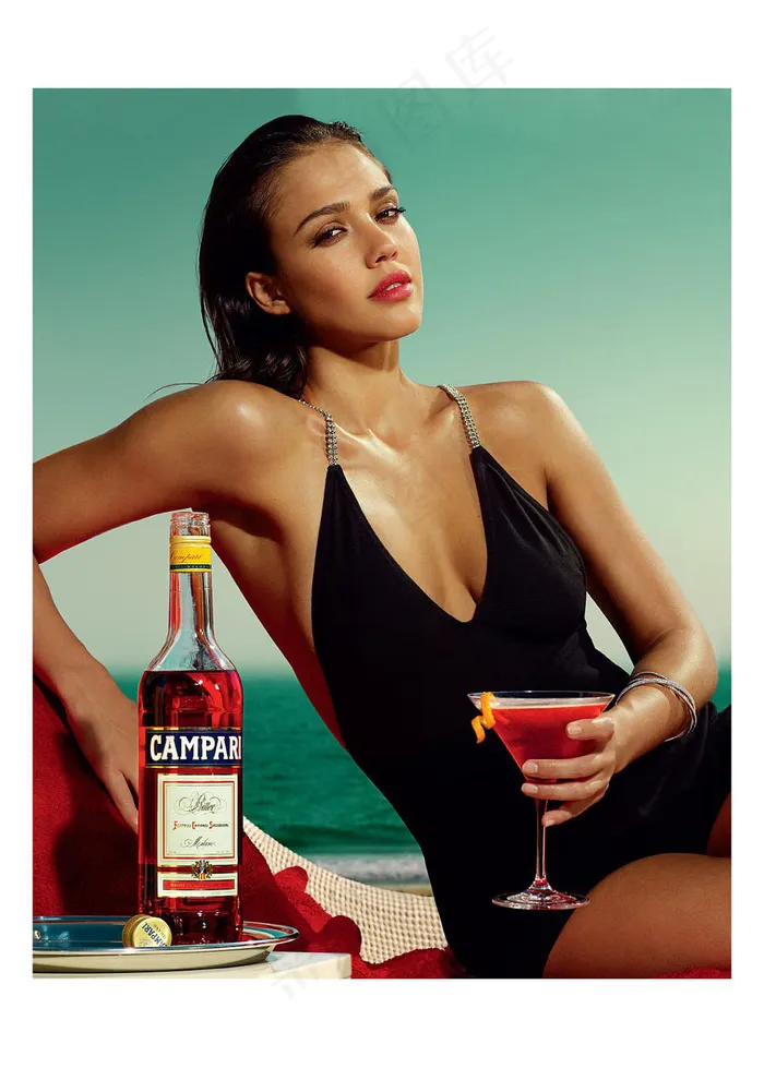 意大利名酒金巴利Campari广告创意画面--正在喝红酒的性感美女