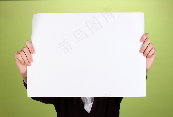 用白纸挡住脸部的男子高清摄影