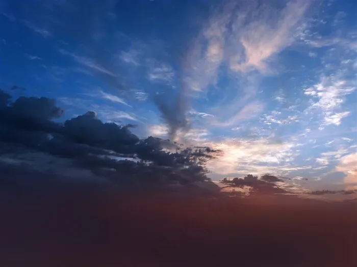 蓝色天空中翻滚的乌云高清图片