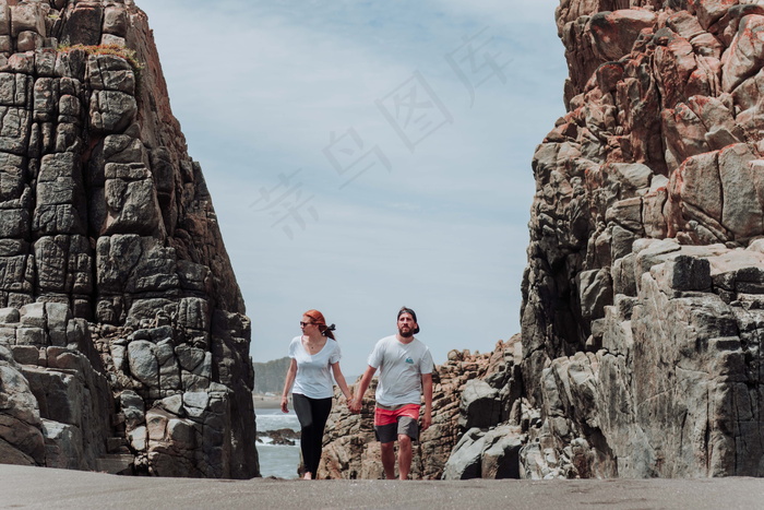 情侣手牵手散步图片