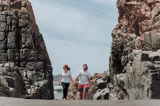 情侣手牵手散步图片