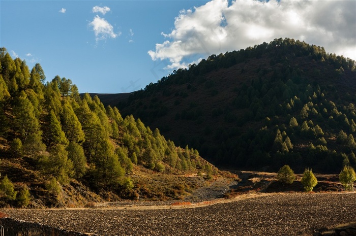 稻城傍河乡山林风光