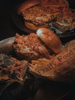 黄色美味汉堡摄影素材