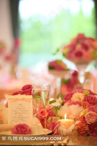 餐桌上的鲜花和餐具蜡烛摄影图片