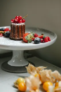 白色陶瓷蛋糕架上的巧克力蛋糕 白色陶瓷蛋糕架上的巧克力蛋糕