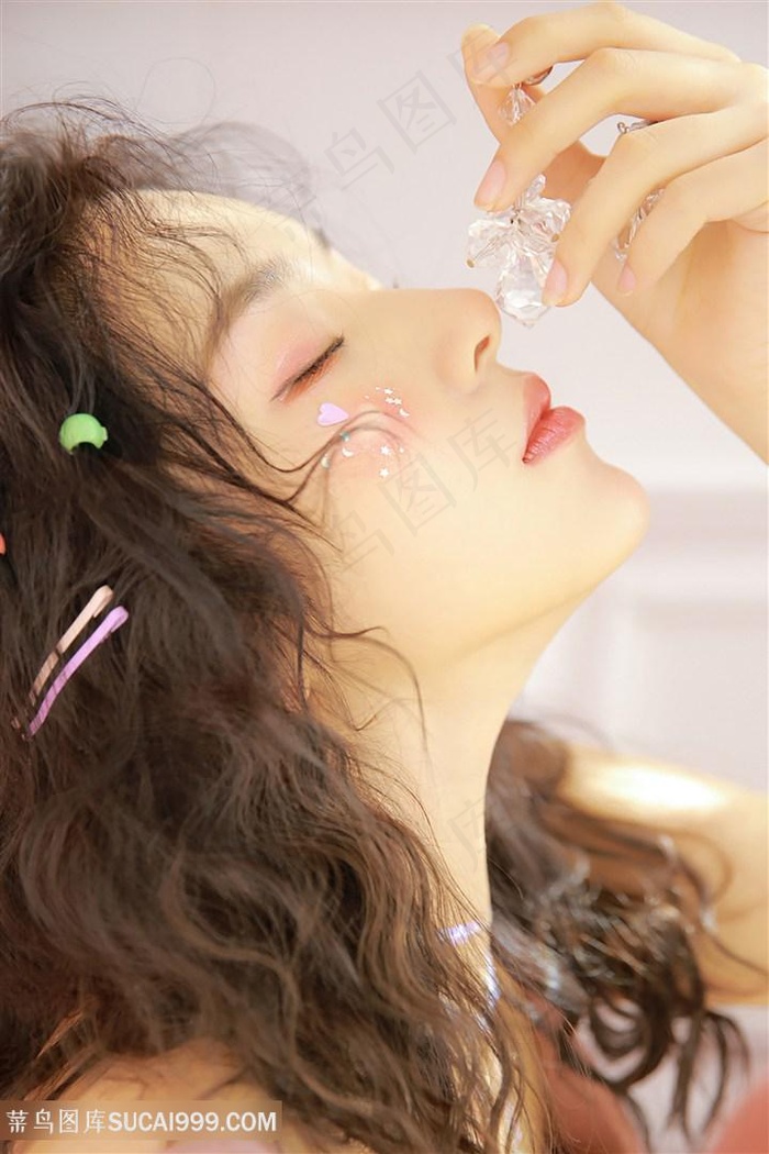 闭眼抬头的高清美女图片