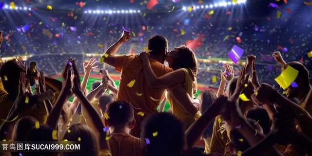 观看足球比赛的情侣