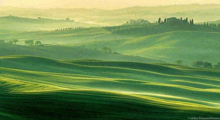 春日阳光下绿色连绵山脉草坪