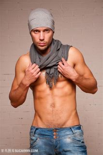 戴帽的帅哥性感肌肉男图片 戴帽的帅哥性感肌肉男图片