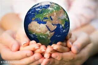 高清生态环保大小手手捧地球图片