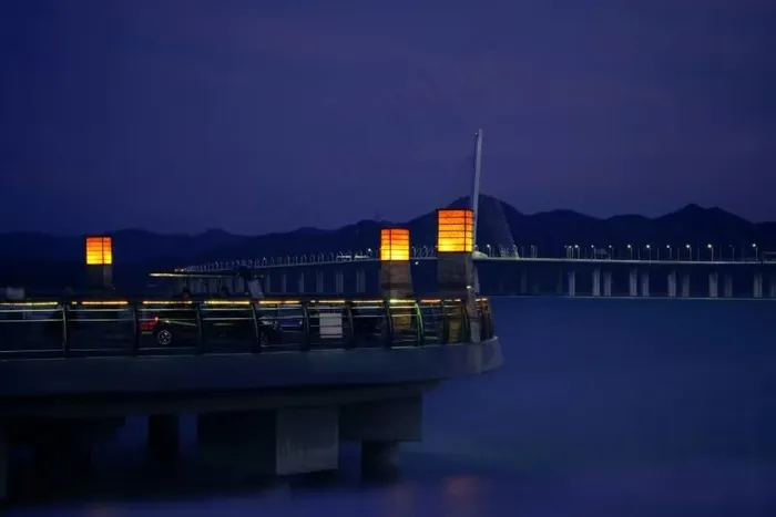 夜晚江边水景