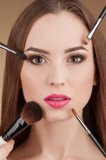 长发美妆模特和各种化妆刷高清图片