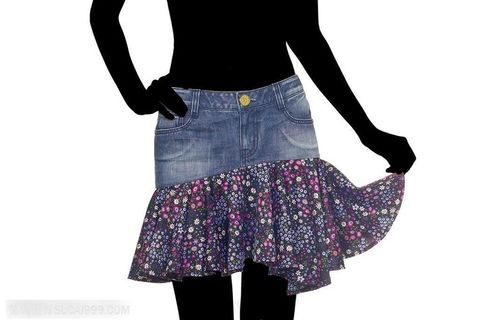 服装展示-牛仔布料和雪纺布料的女性短裙