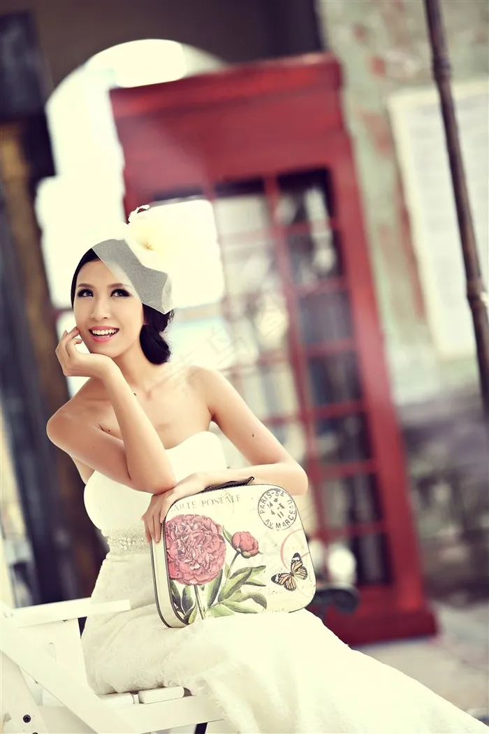 手扶下巴的穿婚纱美女