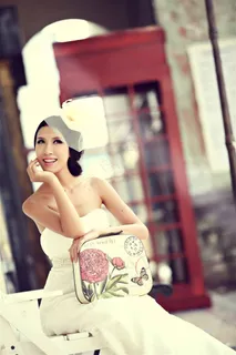 手扶下巴的穿婚纱美女