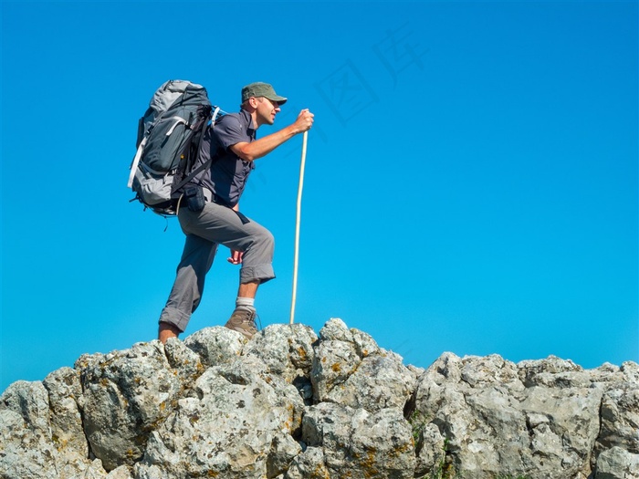 背包登山的男人高清摄影图片