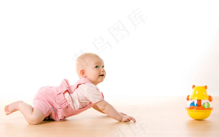 宝宝婴儿爬行可爱宝宝爬行